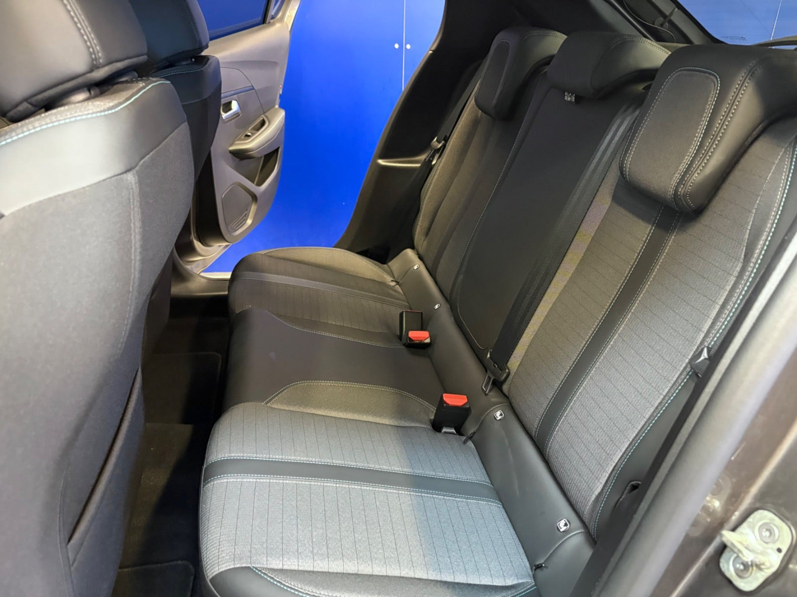 Grå Peugeot 208 fra 2022