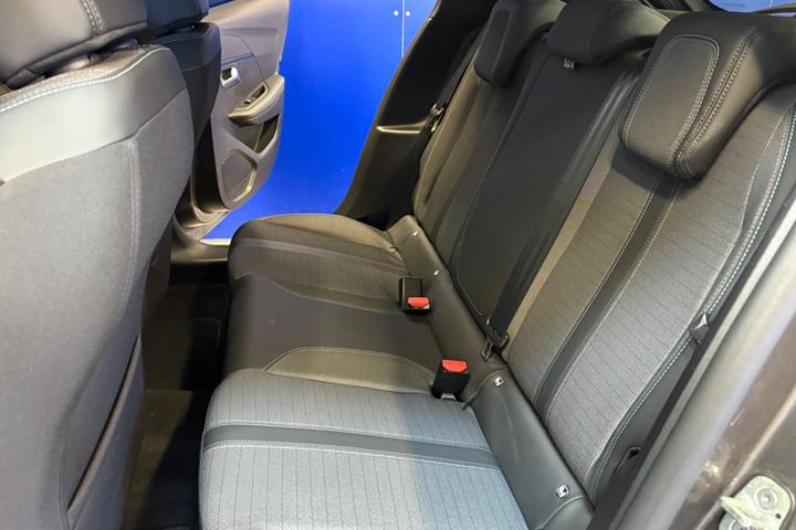 Grå Peugeot 208 fra 2022