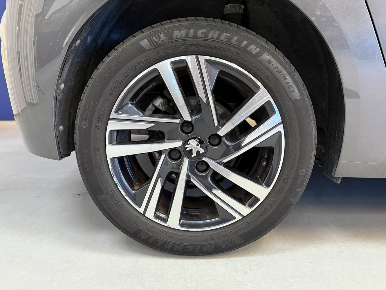 Grå Peugeot 208 fra 2022