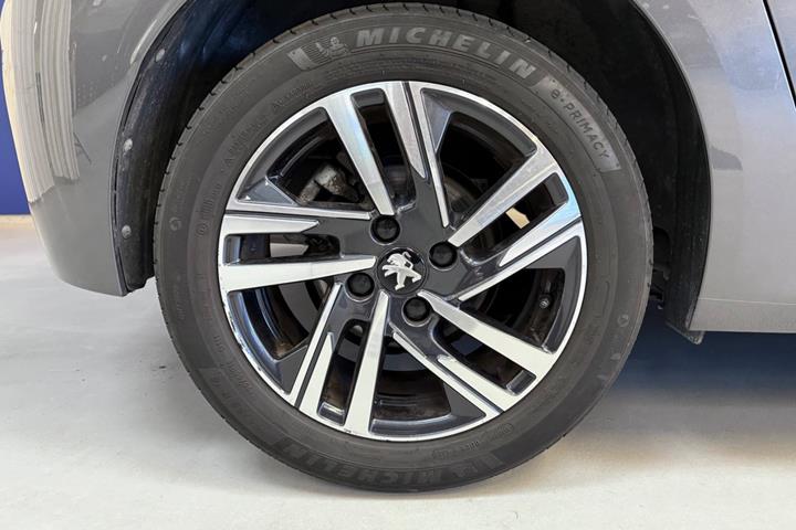 Grå Peugeot 208 fra 2022