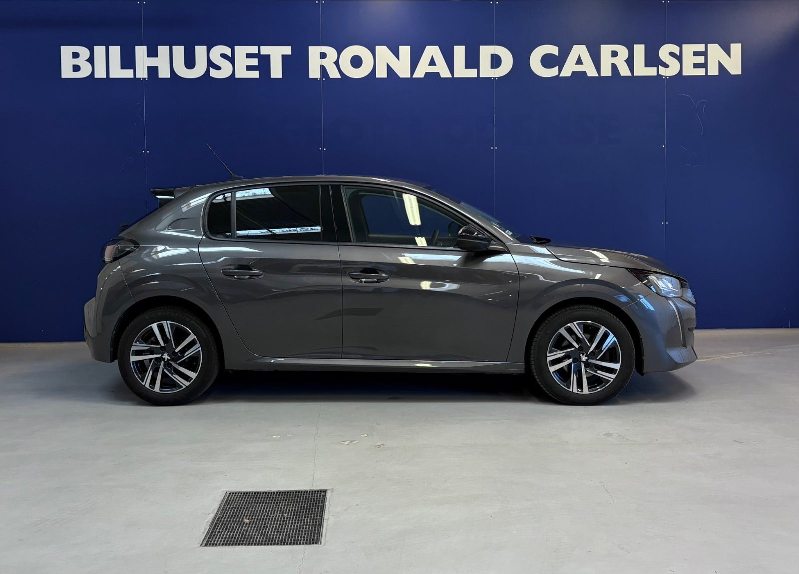 Grå Peugeot 208 fra 2022