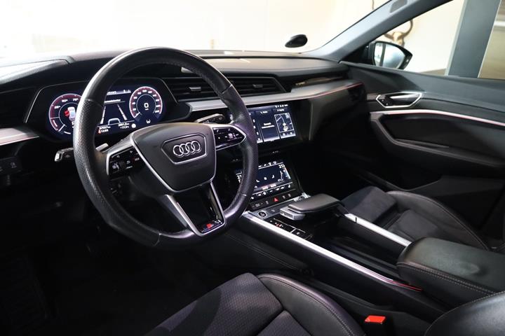 Blå Audi e-tron fra 2022