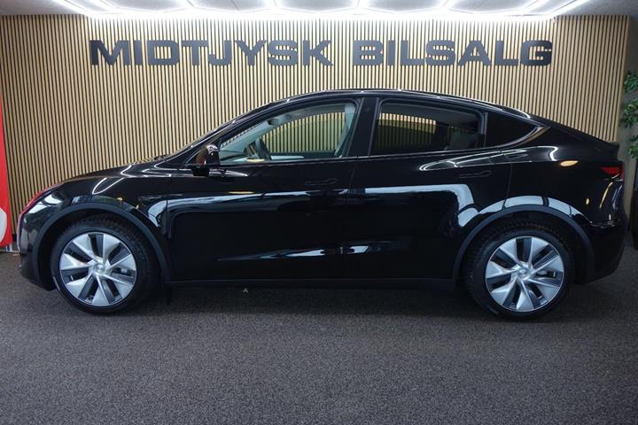 Sort Tesla Model Y fra 2023