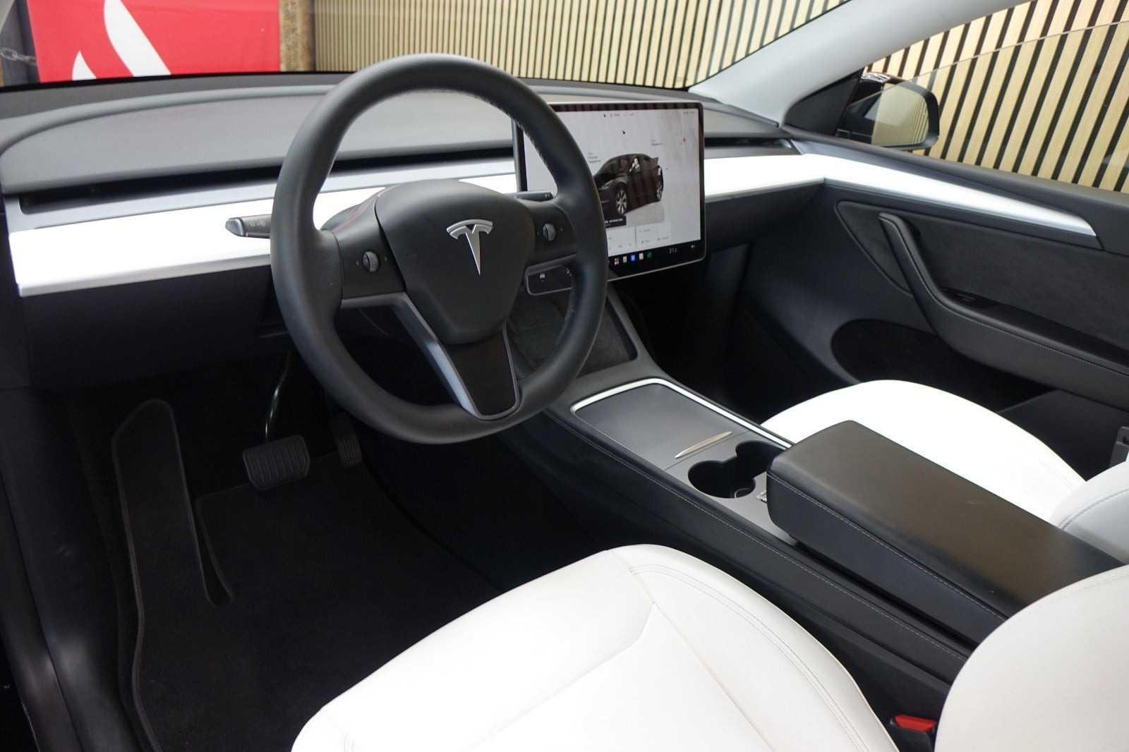 Sort Tesla Model Y fra 2023