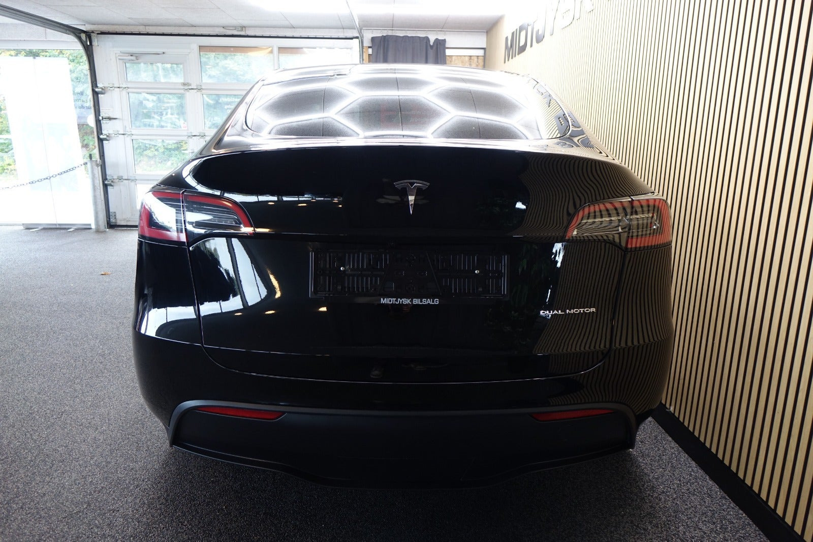 Sort Tesla Model Y fra 2023