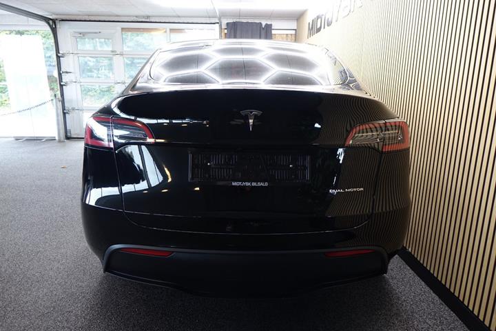 Sort Tesla Model Y fra 2023