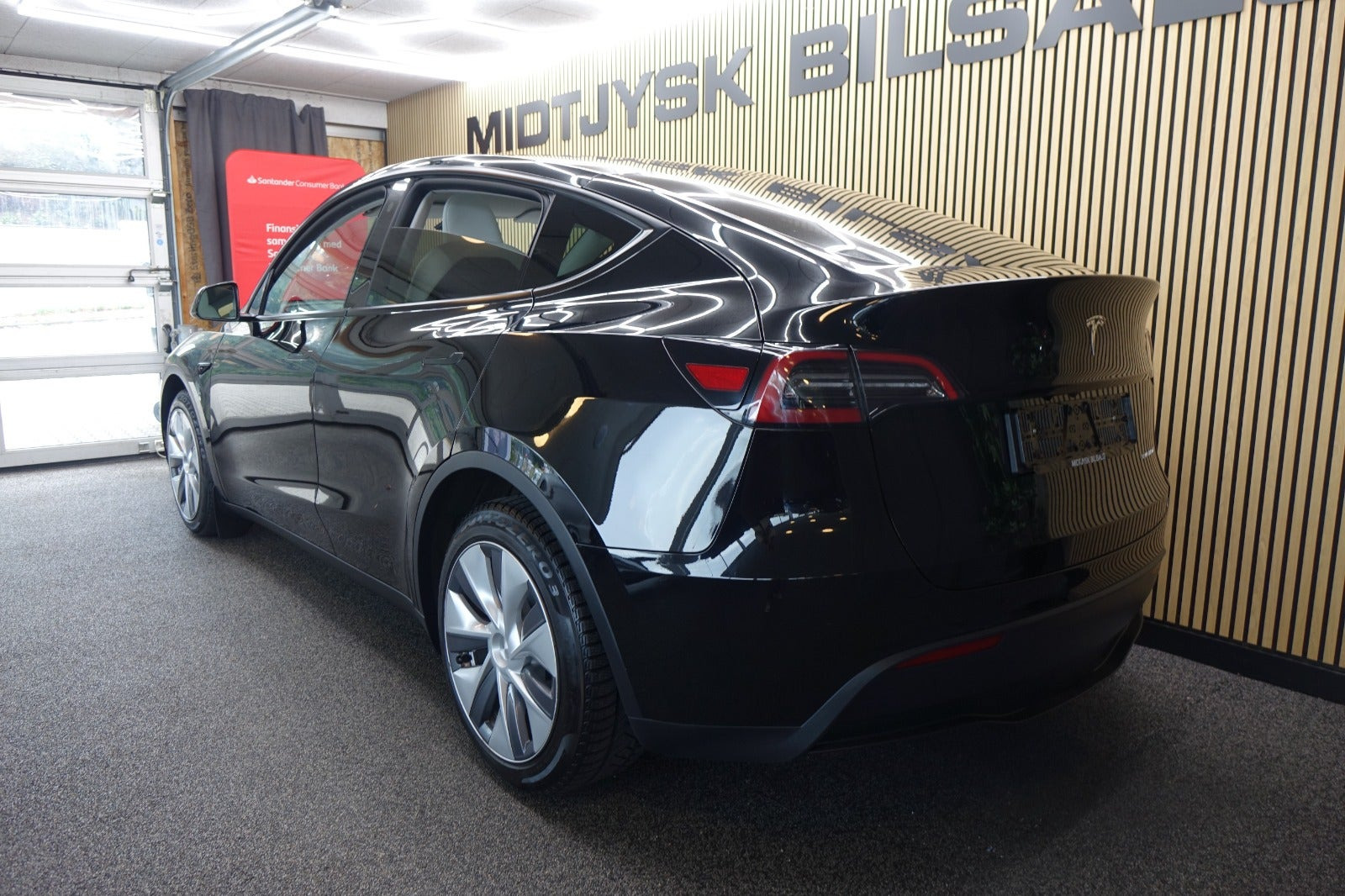 Sort Tesla Model Y fra 2023