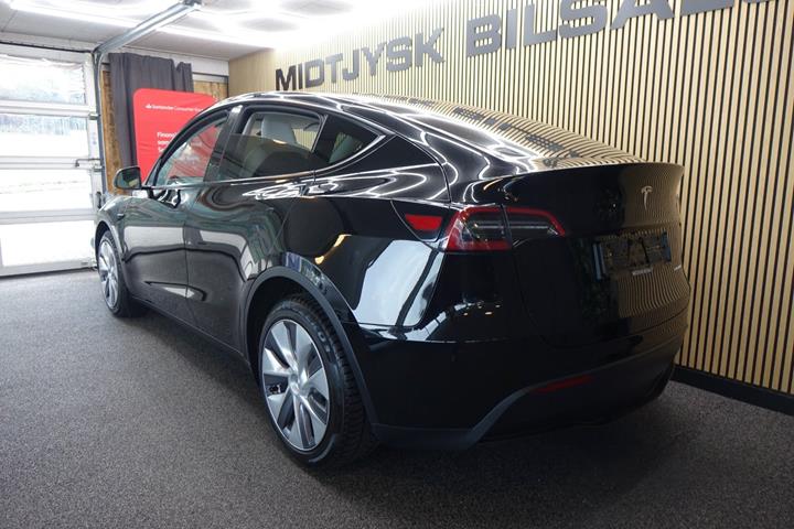 Sort Tesla Model Y fra 2023