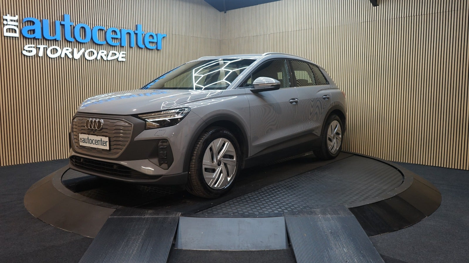Grå Audi Q4 e-tron fra 2024