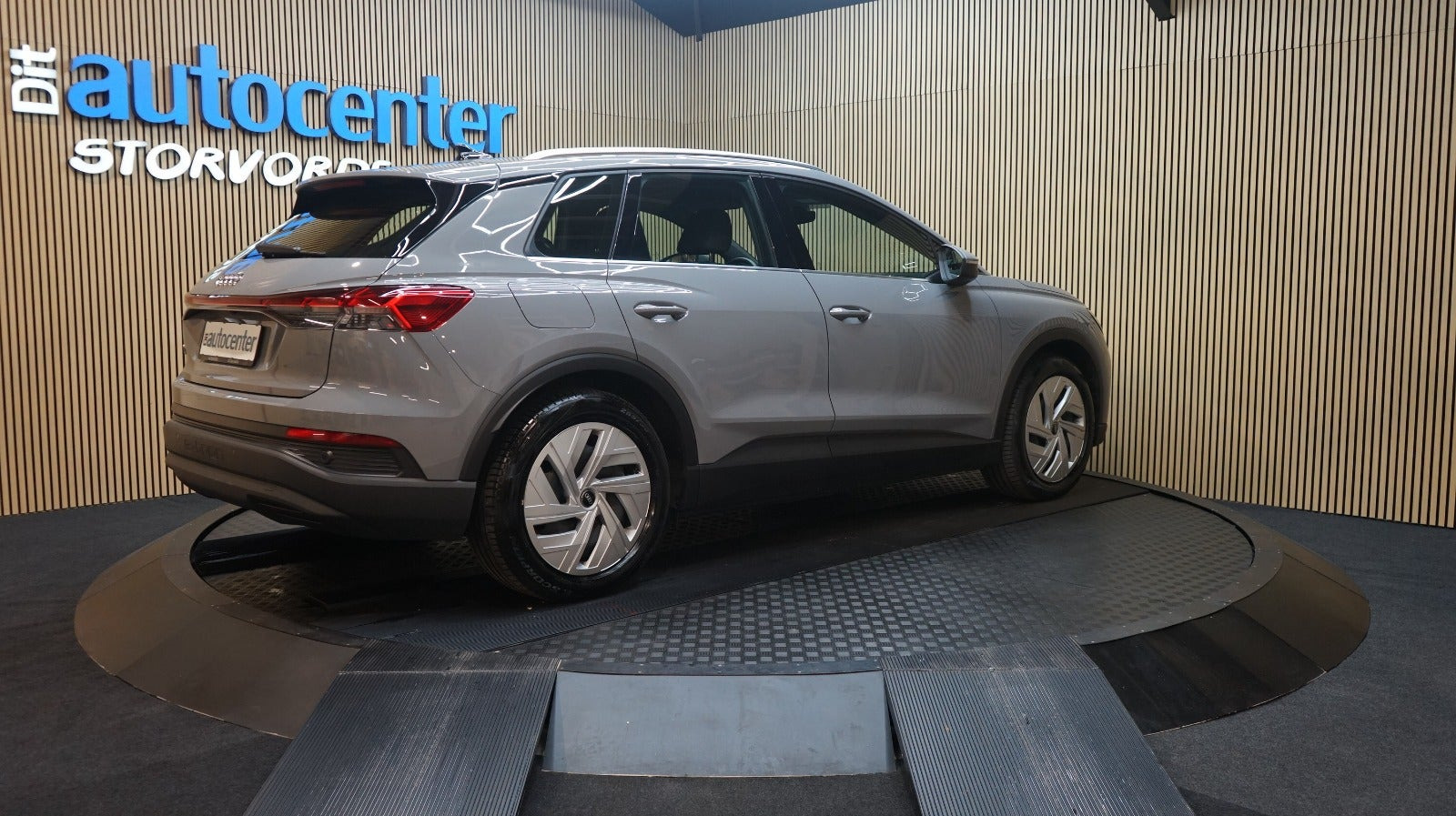 Grå Audi Q4 e-tron fra 2024