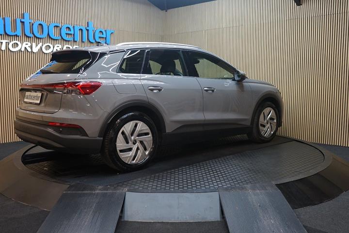 Grå Audi Q4 e-tron fra 2024