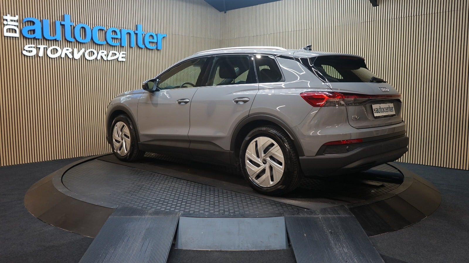 Grå Audi Q4 e-tron fra 2024