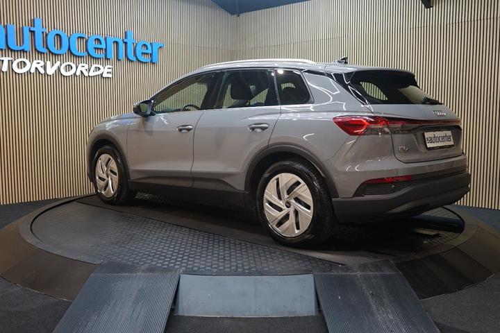 Grå Audi Q4 e-tron fra 2024