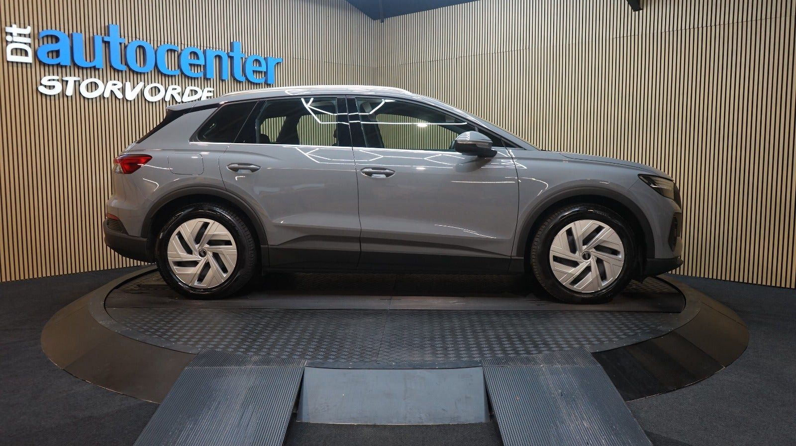 Grå Audi Q4 e-tron fra 2024