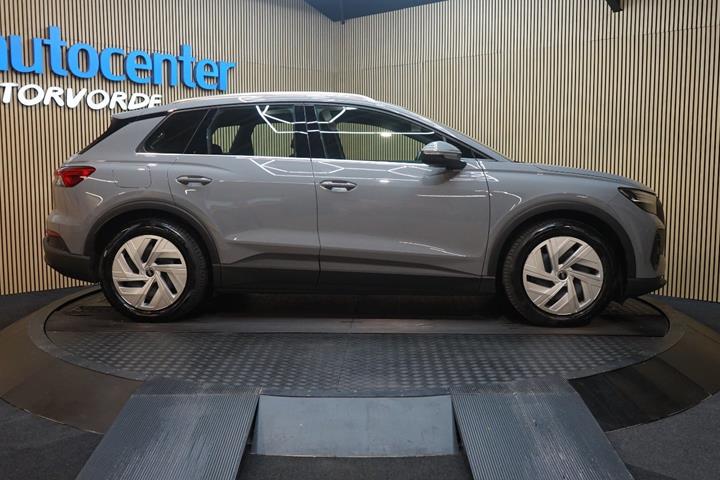 Grå Audi Q4 e-tron fra 2024