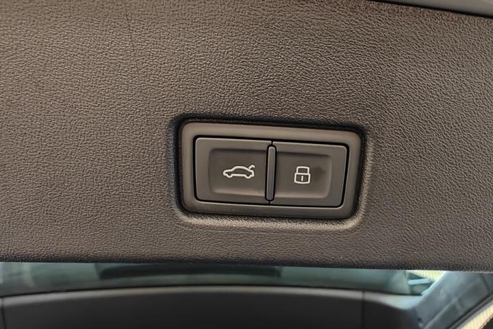 Grå Audi Q4 e-tron fra 2024