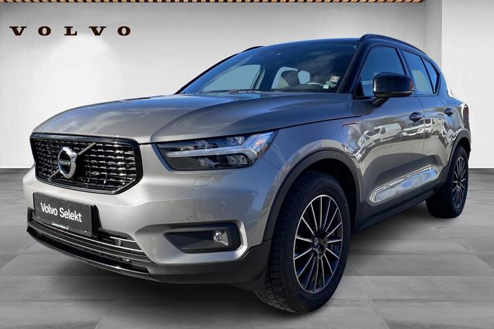 Beige Volvo XC40 fra 2021