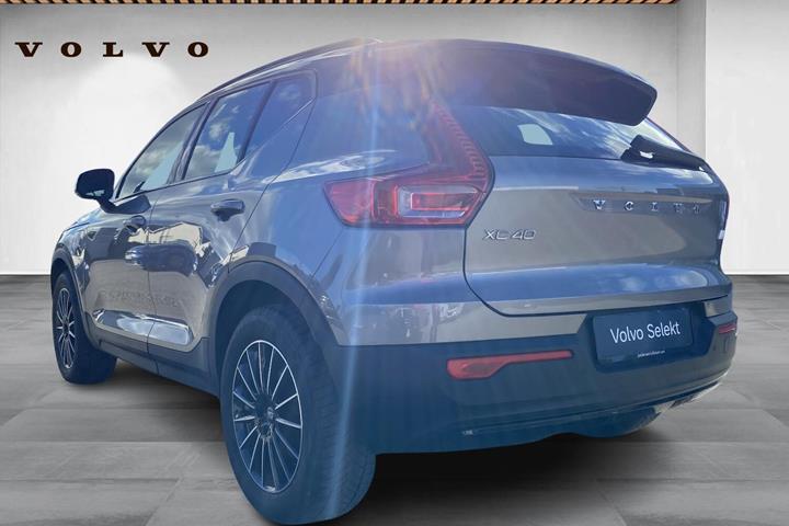 Beige Volvo XC40 fra 2021