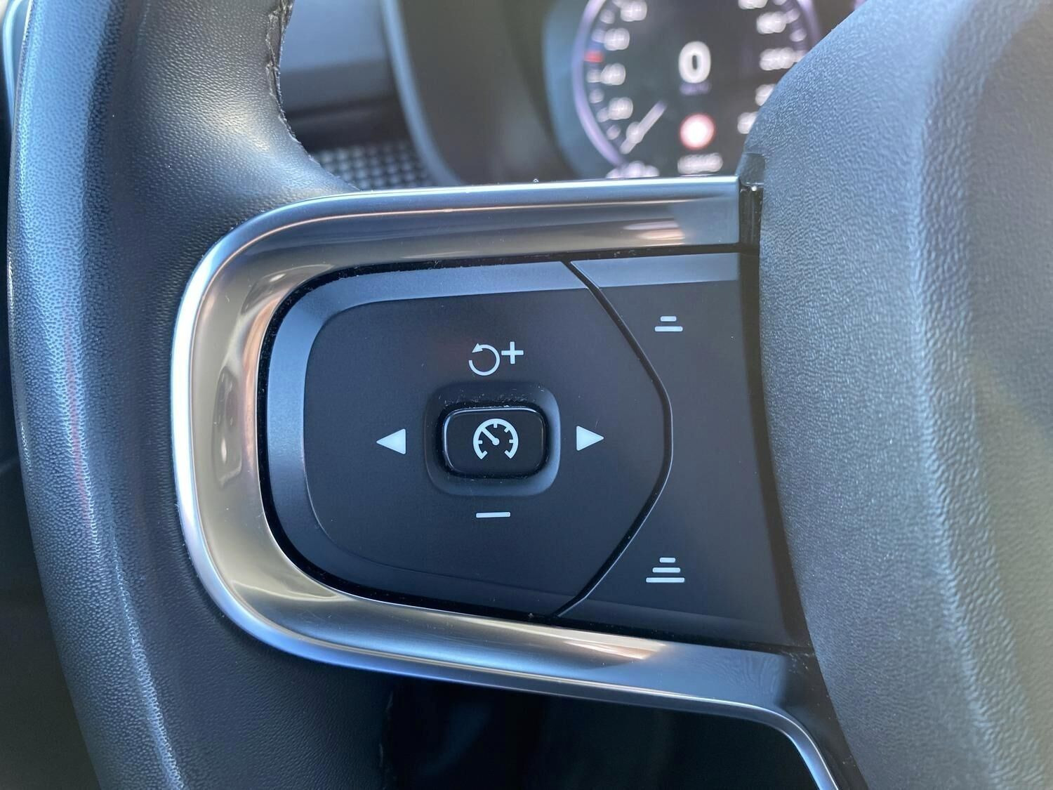 Beige Volvo XC40 fra 2021