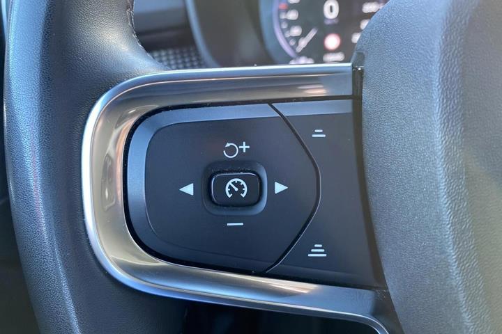 Beige Volvo XC40 fra 2021