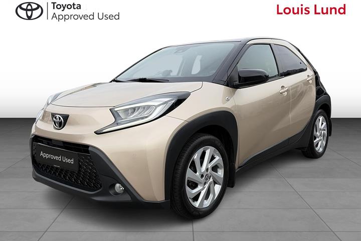 Beige Toyota Aygo X fra 2022 set udefra