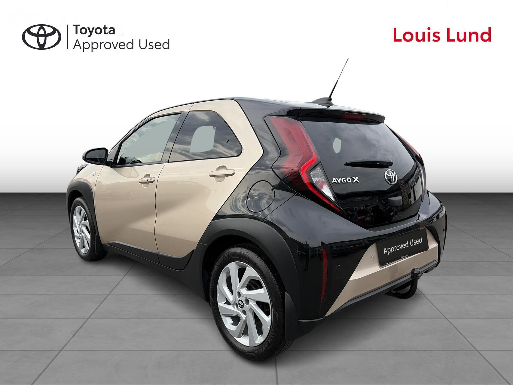 Beige Toyota Aygo X fra 2022