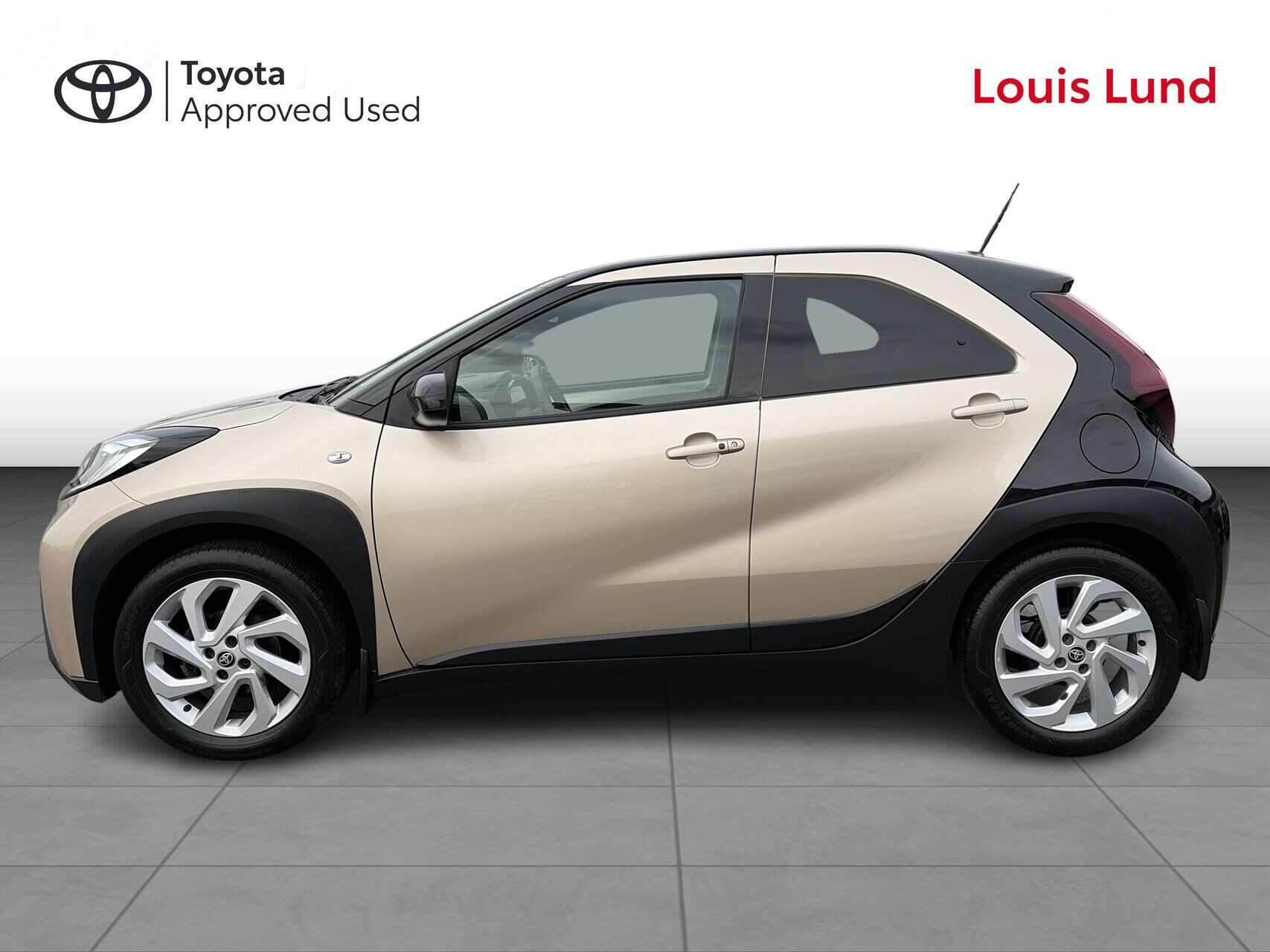Beige Toyota Aygo X fra 2022