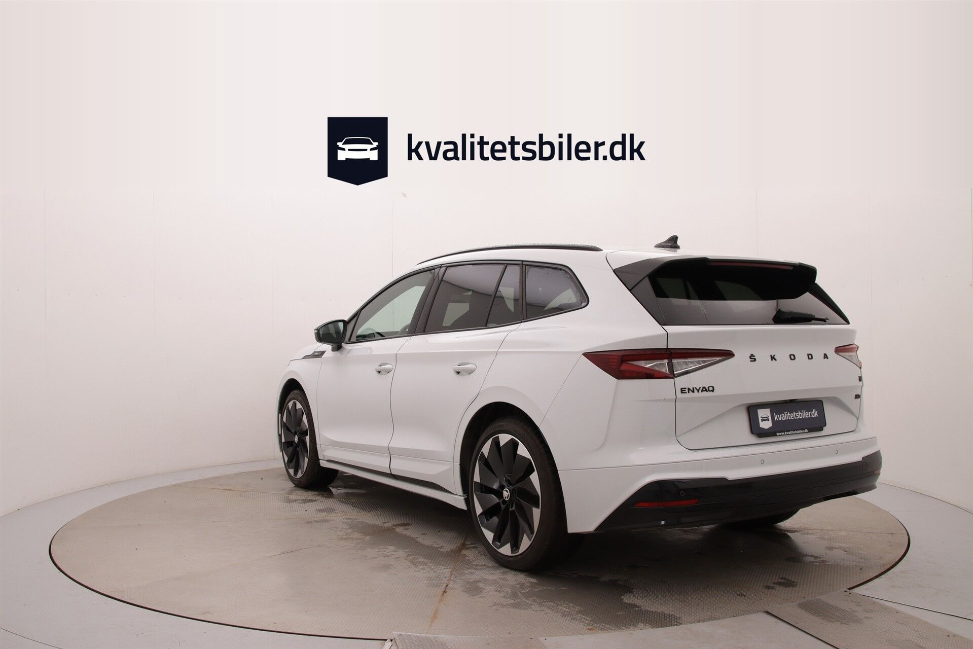 Hvid Skoda Enyaq fra 2023
