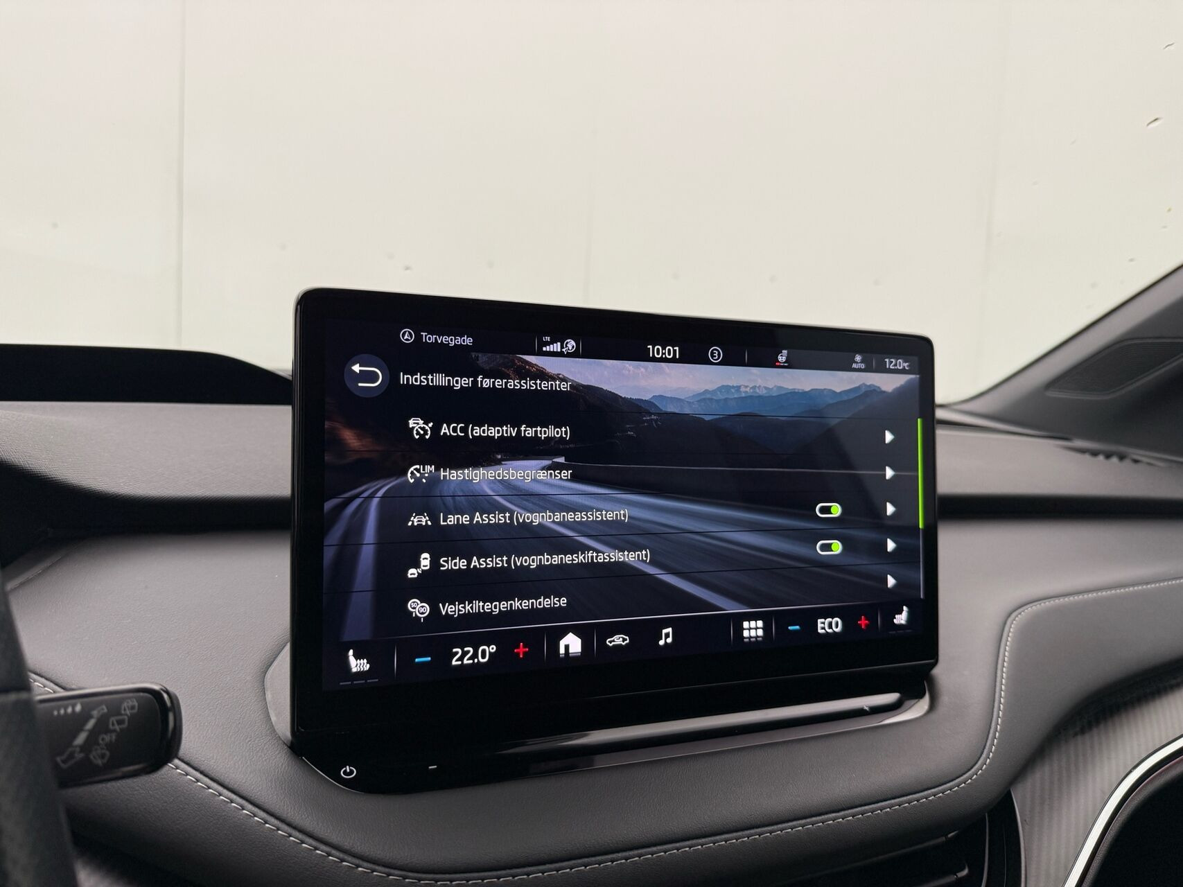 Hvid Skoda Enyaq fra 2023