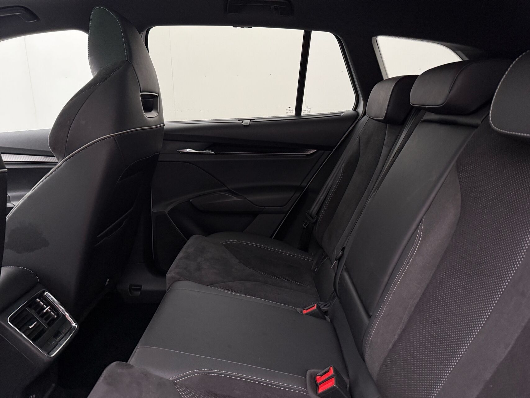 Hvid Skoda Enyaq fra 2023