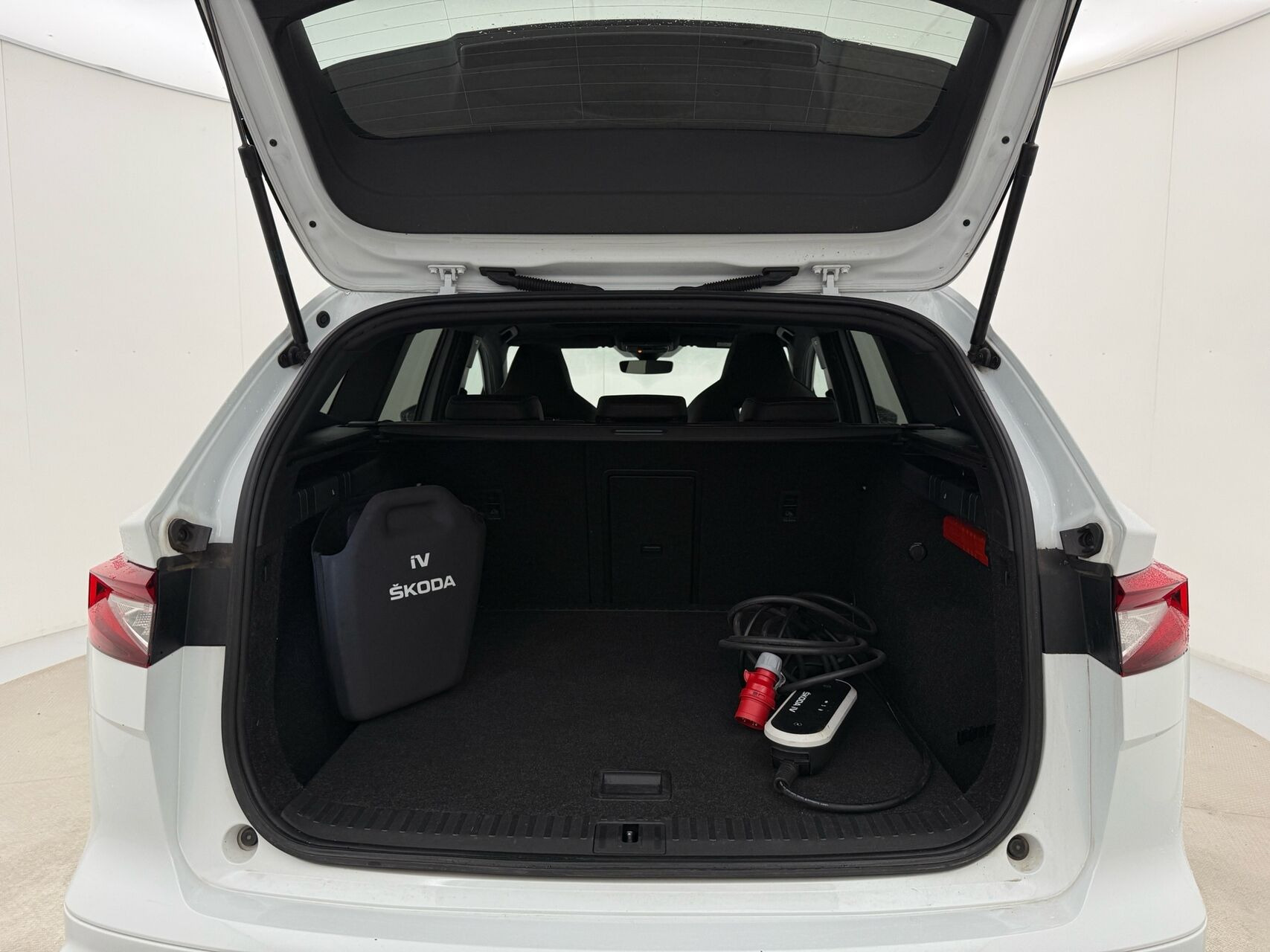 Hvid Skoda Enyaq fra 2023