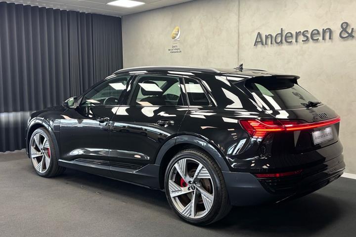 Sort Audi Q8 fra 2024