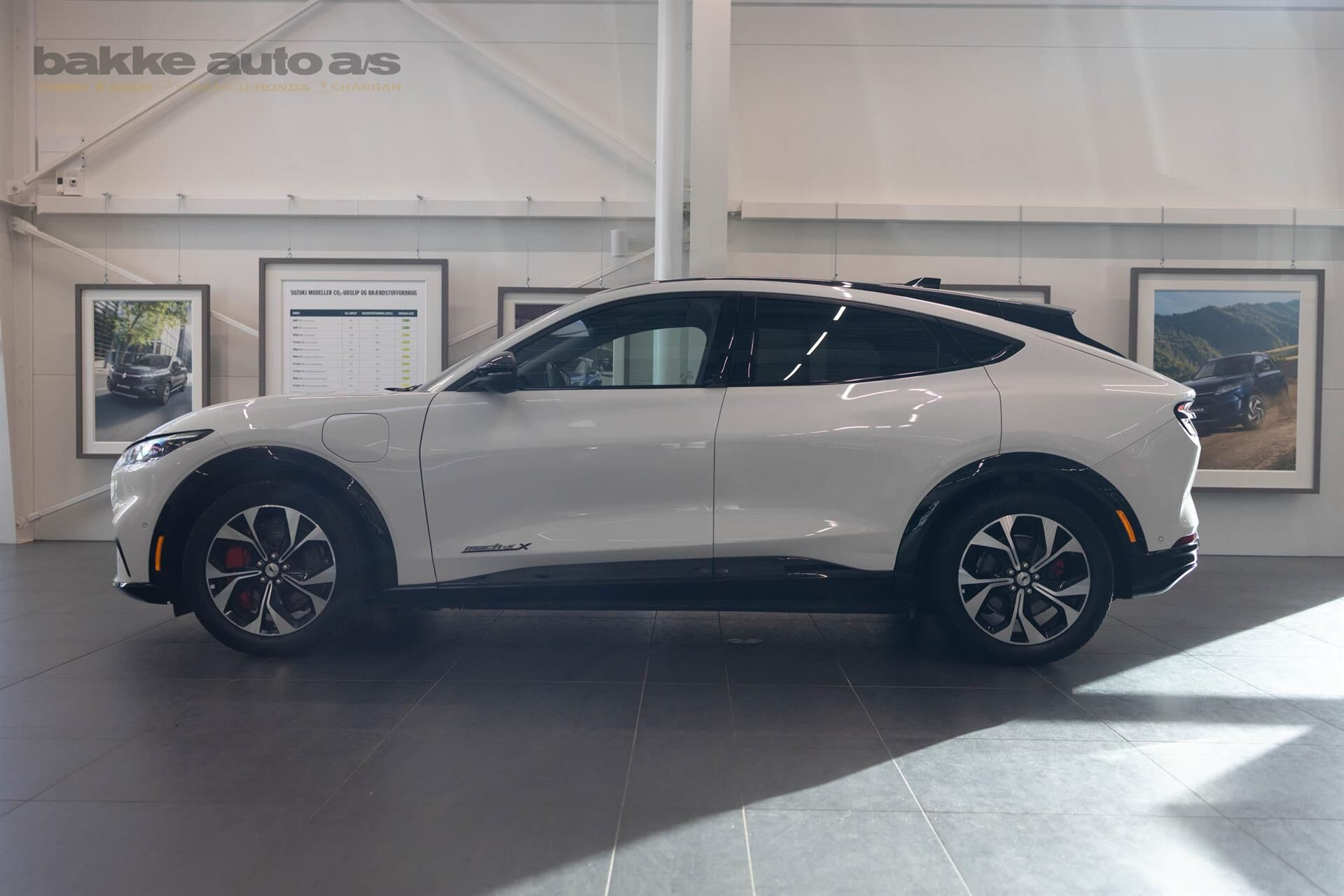 Hvid Ford Mustang Mach-E fra 2023