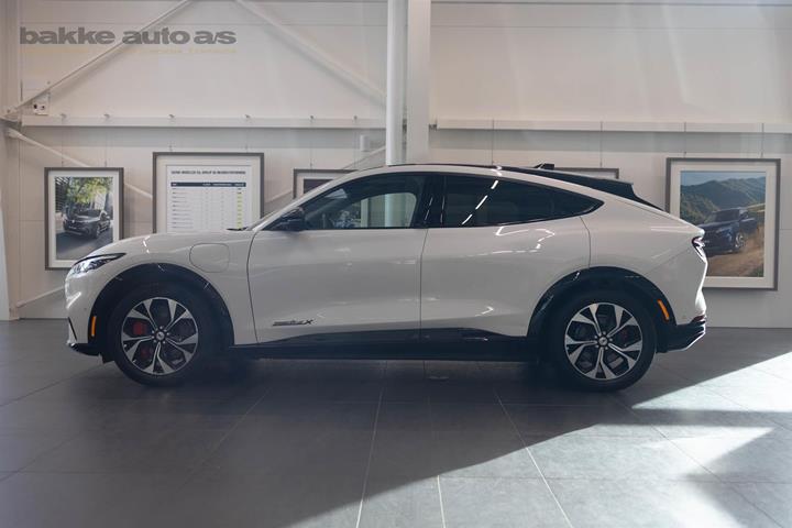 Hvid Ford Mustang Mach-E fra 2023