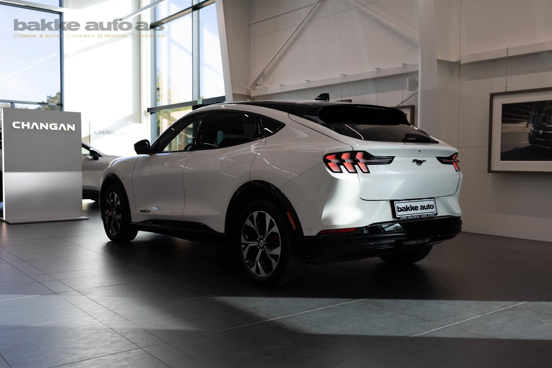 Hvid Ford Mustang Mach-E fra 2023