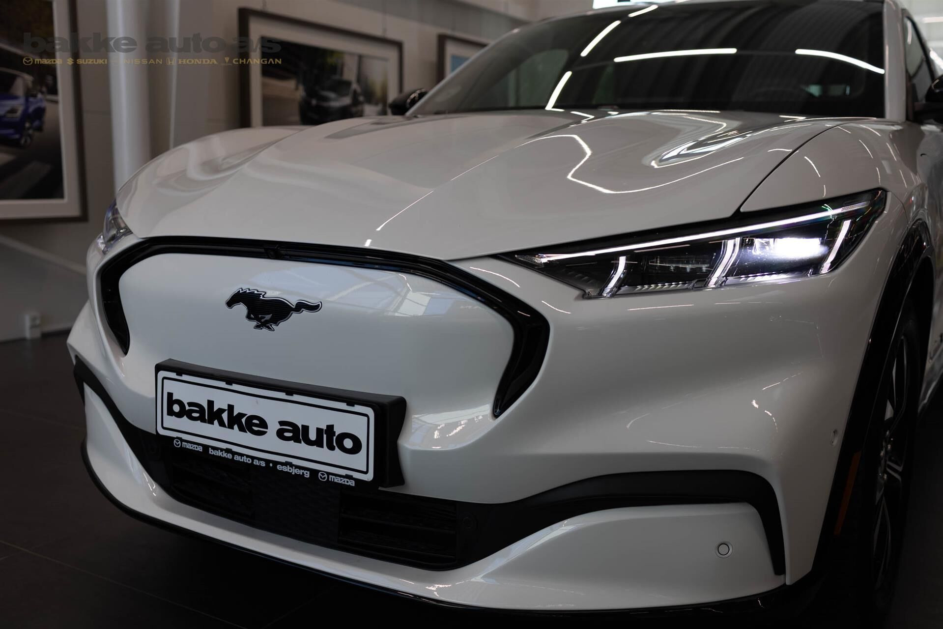 Hvid Ford Mustang Mach-E fra 2023