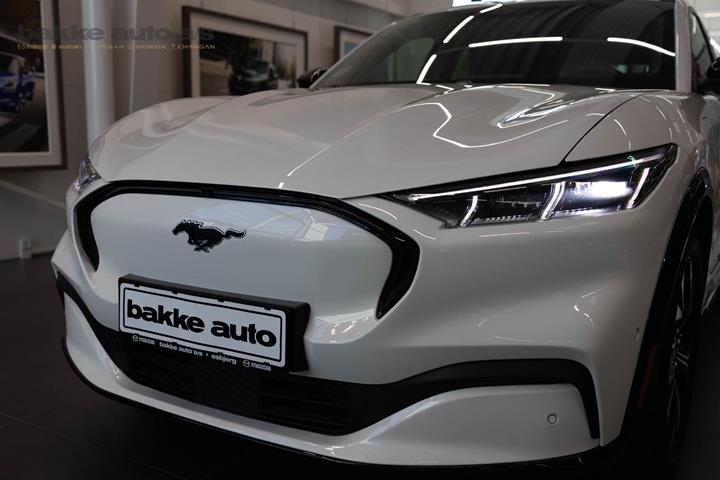 Hvid Ford Mustang Mach-E fra 2023