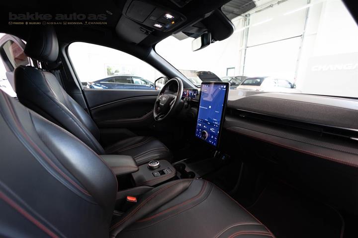 Hvid Ford Mustang Mach-E fra 2023