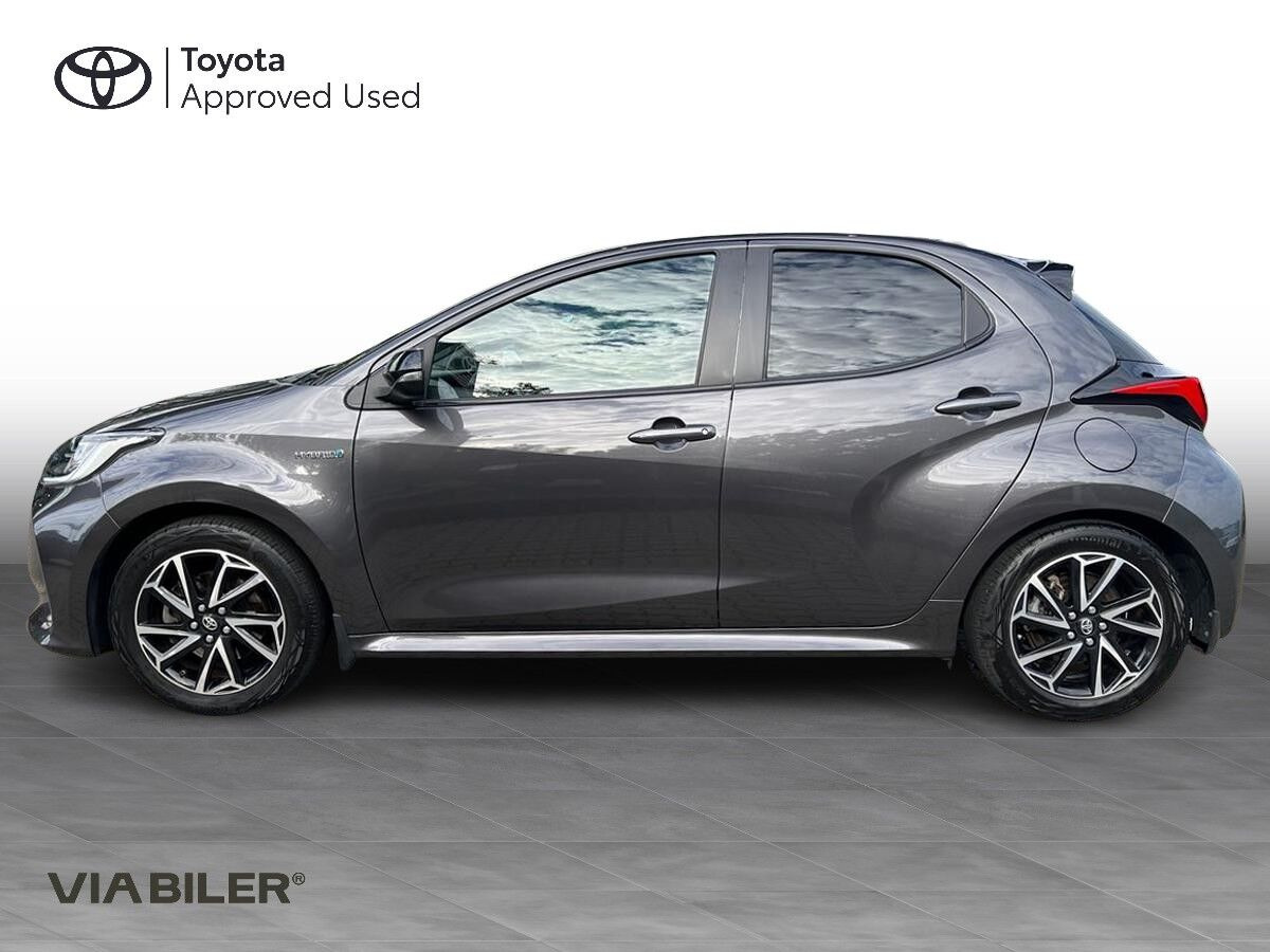 Grå Toyota Yaris fra 2020