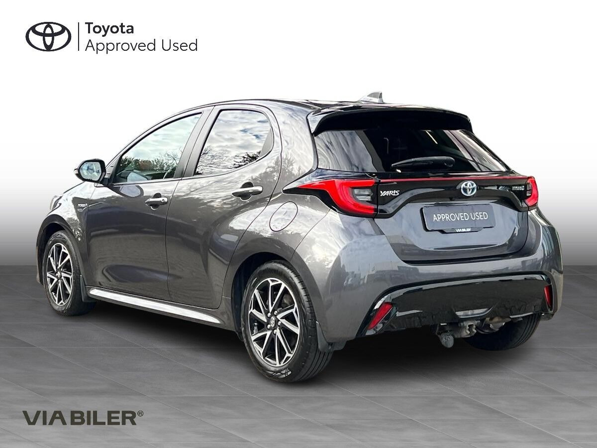 Grå Toyota Yaris fra 2020