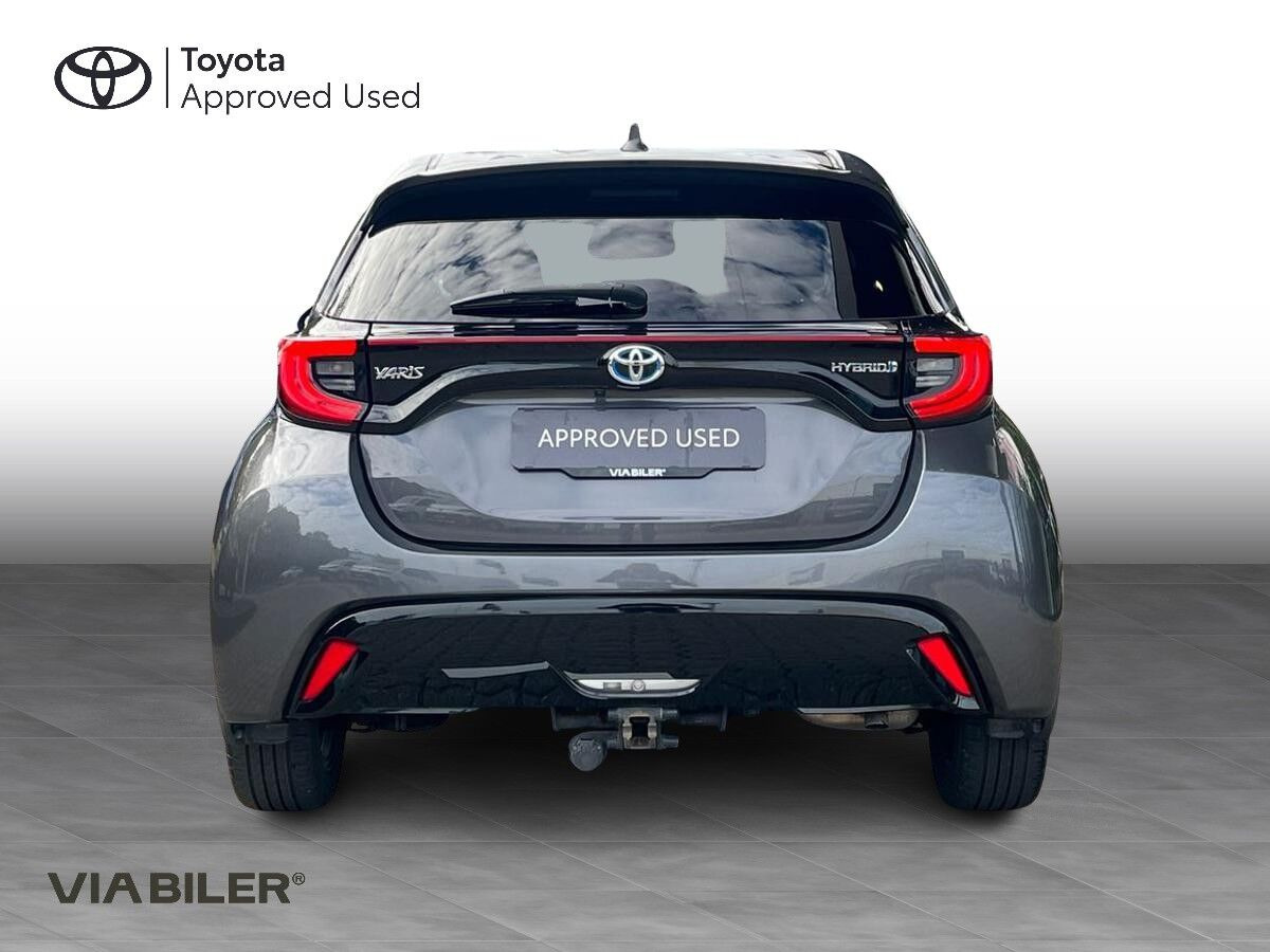 Grå Toyota Yaris fra 2020