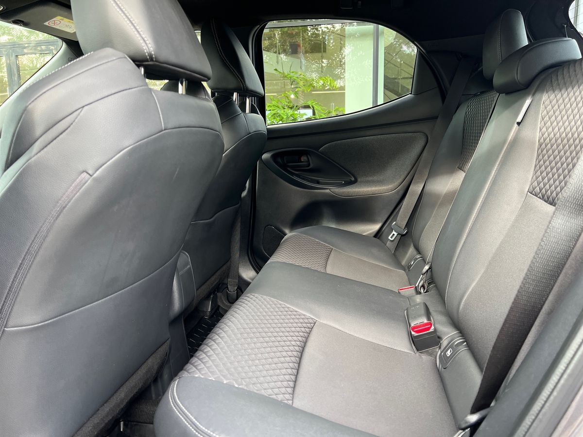 Grå Toyota Yaris fra 2020