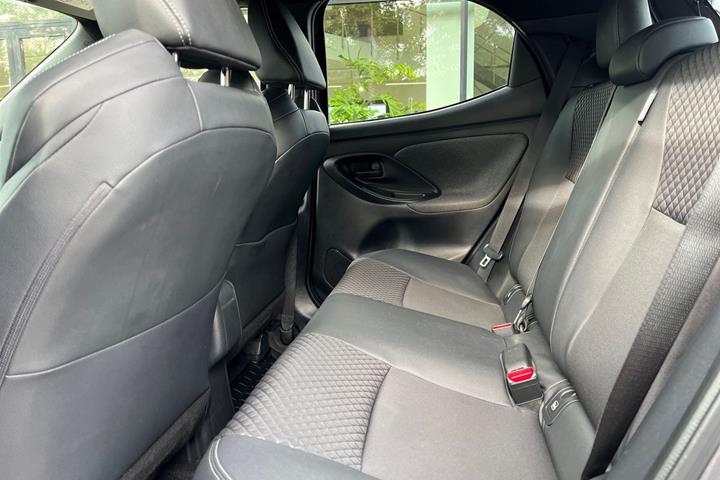 Grå Toyota Yaris fra 2020