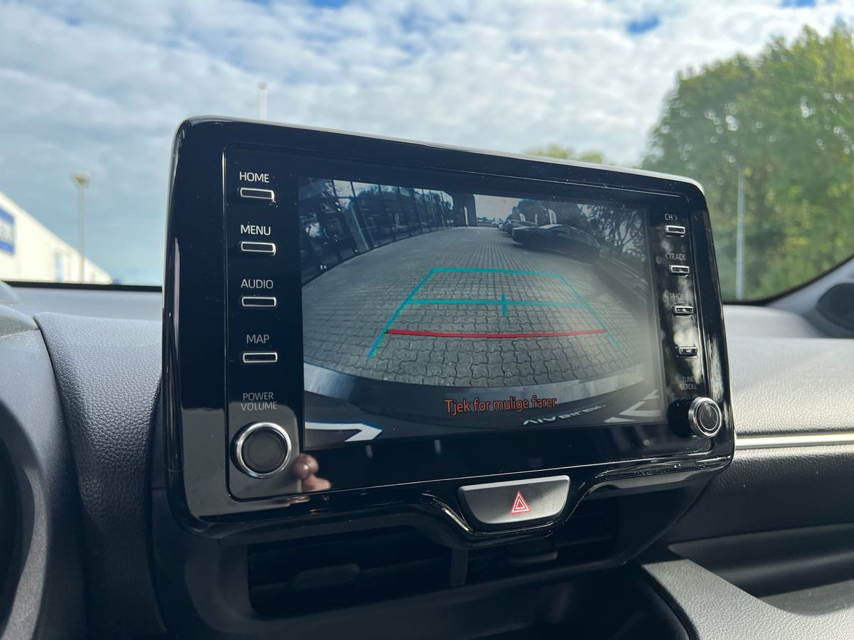 Grå Toyota Yaris fra 2020