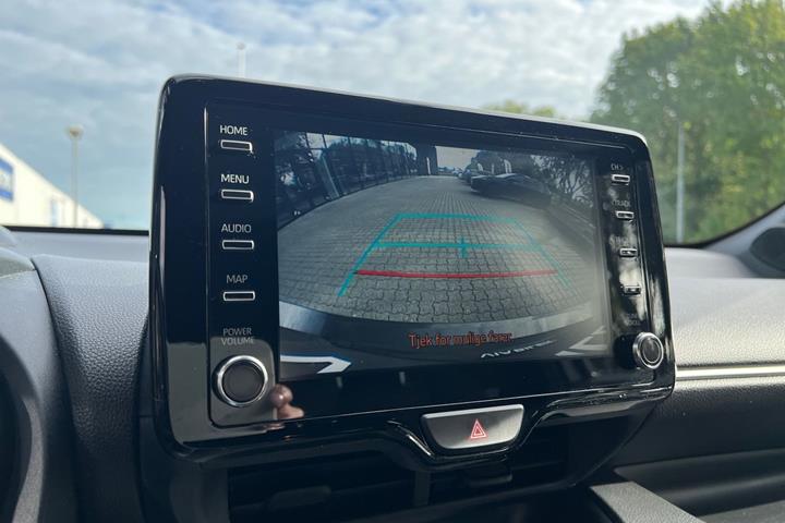 Grå Toyota Yaris fra 2020