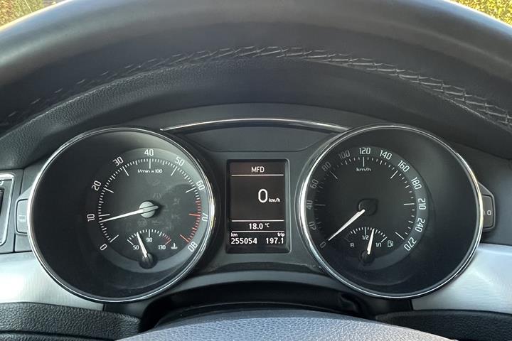 Brun Skoda SUPERB COMBI fra 2010