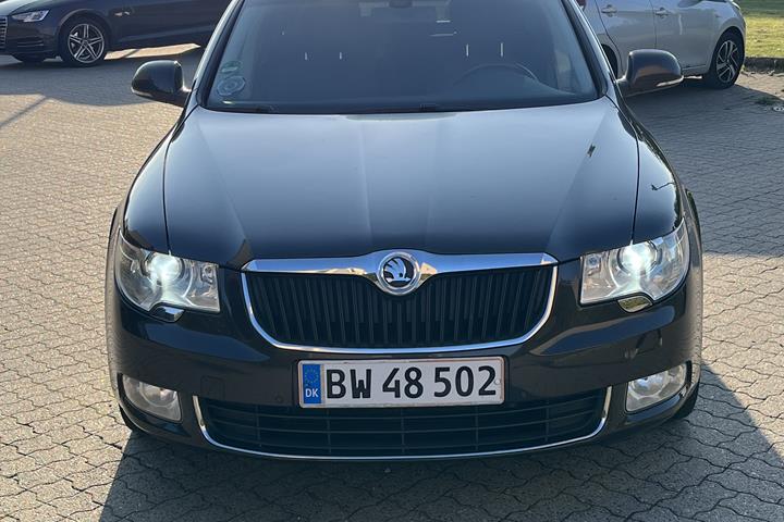 Brun Skoda SUPERB COMBI fra 2010