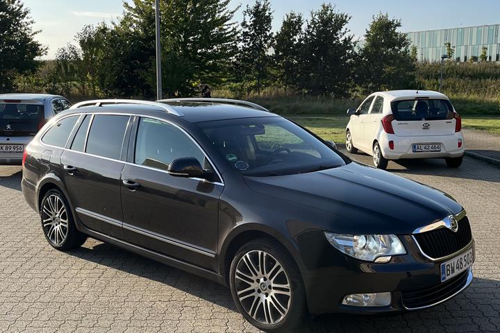 Brun Skoda SUPERB COMBI fra 2010