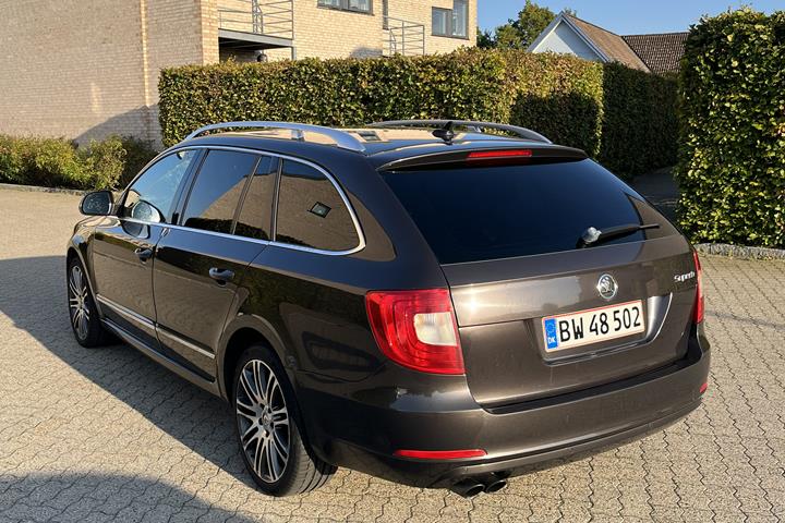 Brun Skoda SUPERB COMBI fra 2010