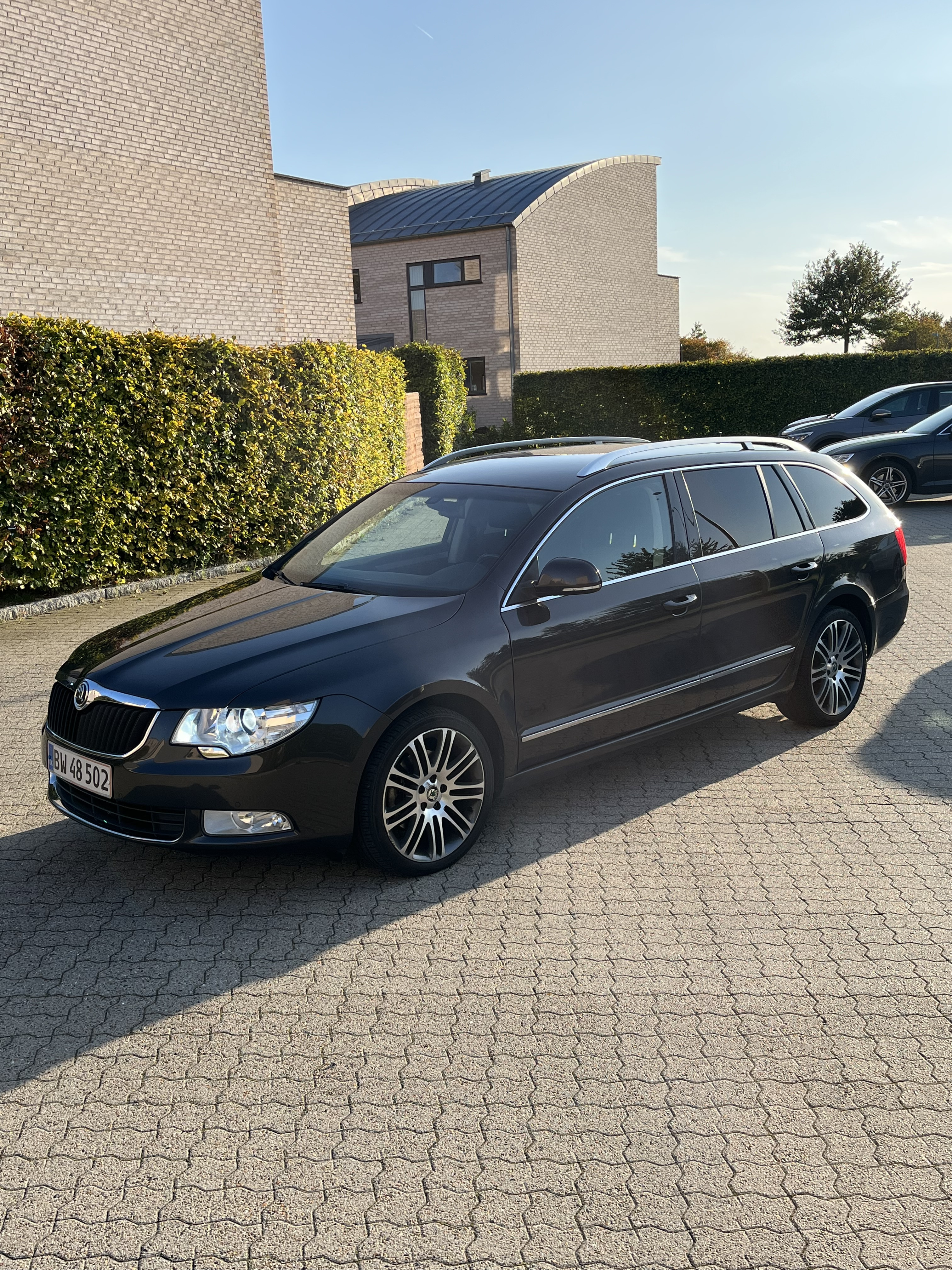 Brun Skoda SUPERB COMBI fra 2010